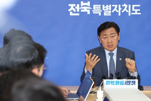 종합특검 관련 질의에 답변하는 김관영 도지사