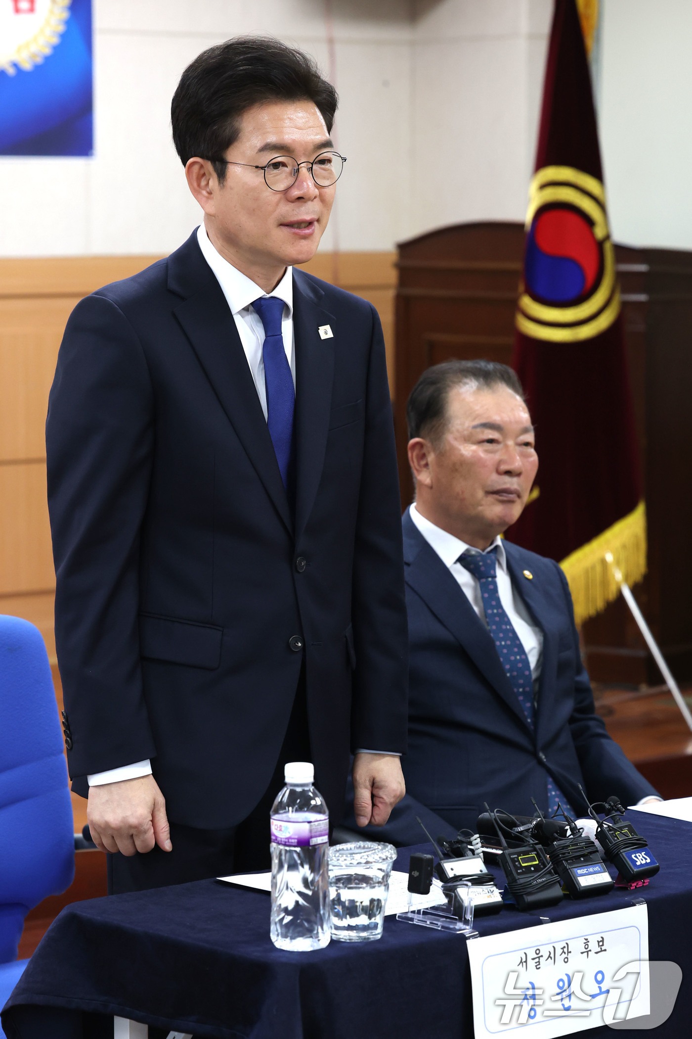 (서울=뉴스1) 이광호 기자 = 정원오 더불어민주당 서울시장 후보가 27일 오후 서울 용산구 대한노인회 서울시연합회에서 가진 간담회에서 인사말을 하고 있다. 2026.4.27/뉴스 …