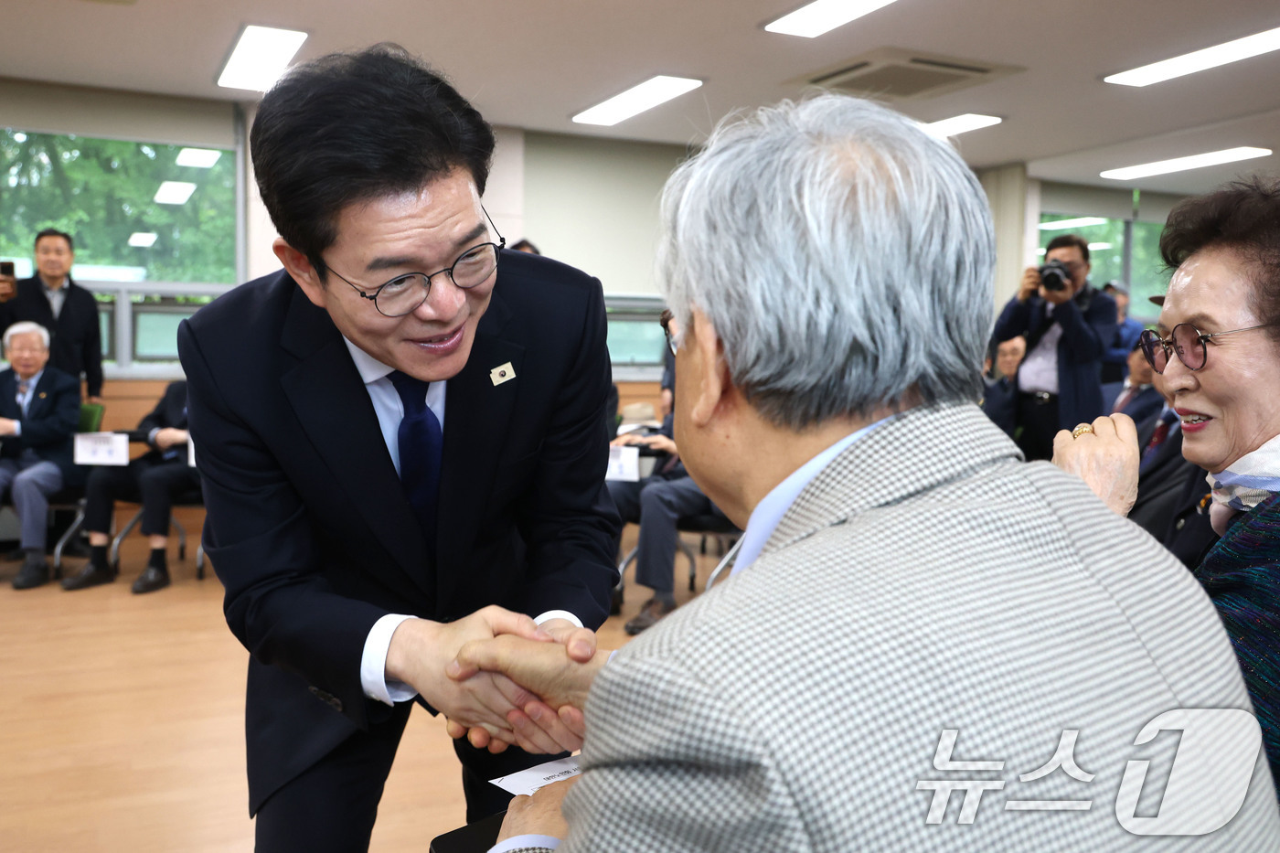 (서울=뉴스1) 이광호 기자 = 정원오 더불어민주당 서울시장 후보가 27일 오후 서울 용산구 대한노인회 서울시연합회에서 가진 간담회에 앞서 참석자들과 인사나누고 있다.  2026. …