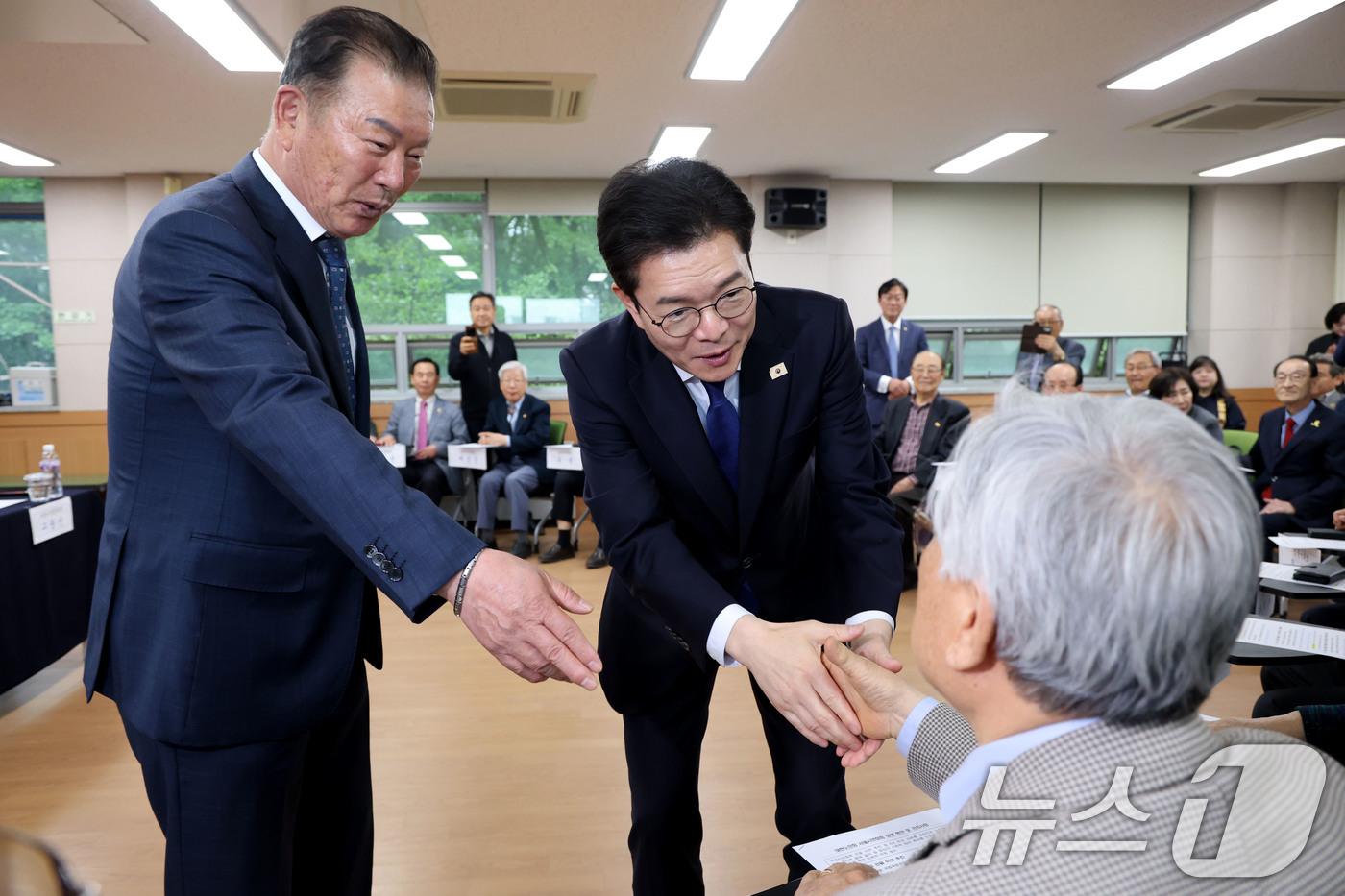 (서울=뉴스1) 이광호 기자 = 정원오 더불어민주당 서울시장 후보가 27일 오후 서울 용산구 대한노인회 서울시연합회에서 가진 간담회에 앞서 참석자들과 인사나누고 있다.  2026. …