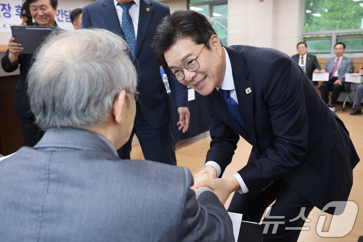 (서울=뉴스1) 이광호 기자 = 정원오 더불어민주당 서울시장 후보가 27일 오후 서울 용산구 대한노인회 서울시연합회에서 가진 간담회에 앞서 참석자들과 인사나누고 있다.  2026. …