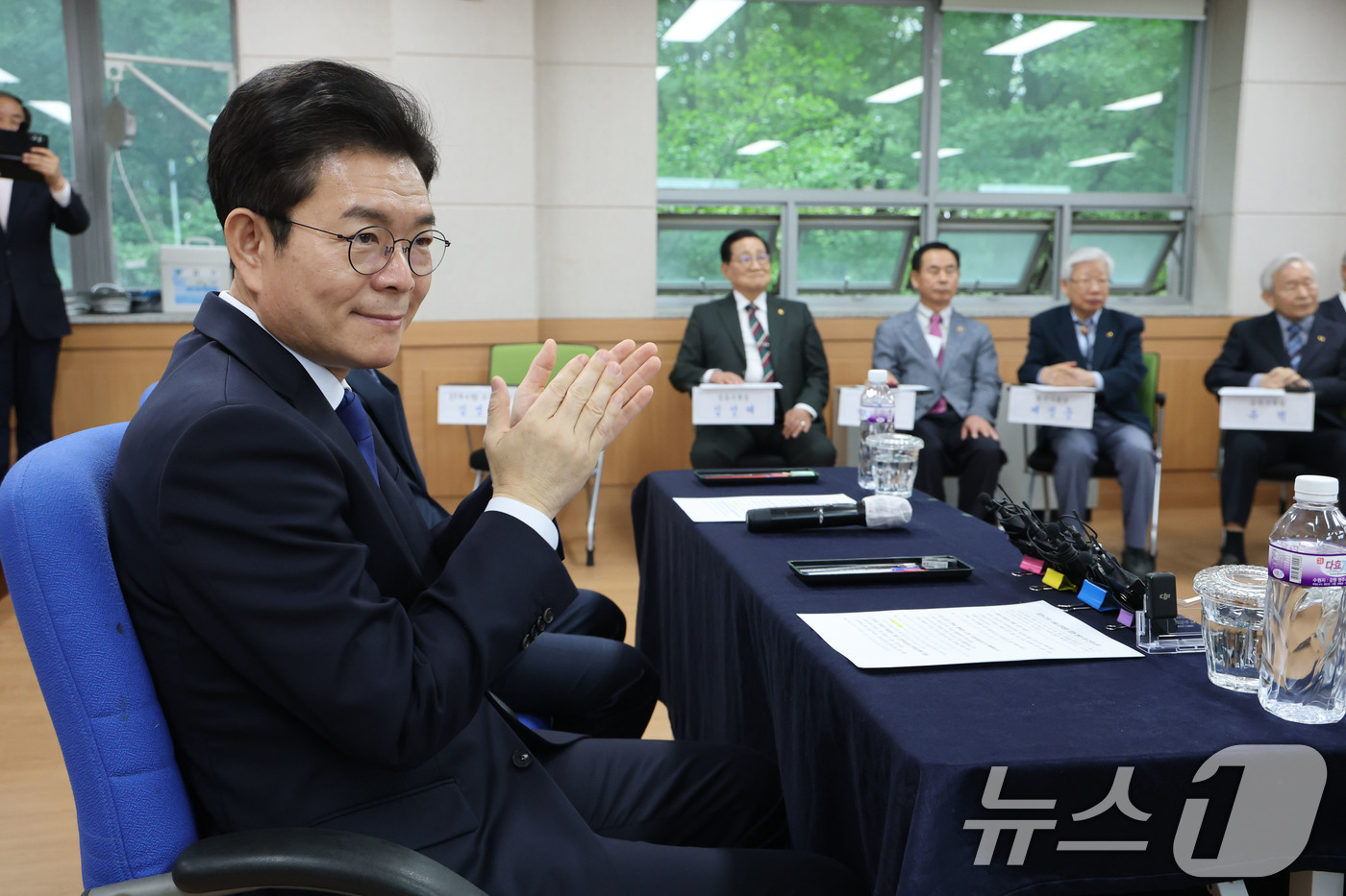 (서울=뉴스1) 이광호 기자 = 정원오 더불어민주당 서울시장 후보가 27일 오후 서울 용산구 대한노인회 서울시연합회에서 가진 간담회에서 참석자 소개에 손뼉치고 있다.  2026.4 …