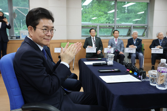 참석자 소개듣는 정원오 후보