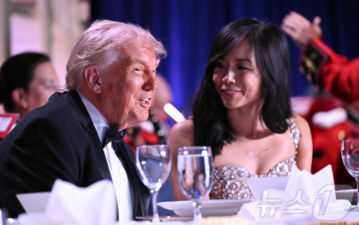 (워싱턴 AFP=뉴스1) 김경민 기자 = 도널드 트럼프 미국 대통령(왼쪽)과 CBS 뉴스 백악관 특파원인 장 웨이자 기자가 25일(현지시간) 워싱턴DC 워싱턴 힐튼에서 열린 백악관 …