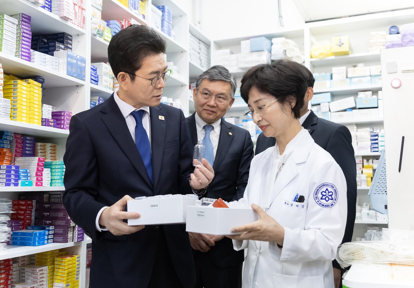 본문 이미지 - 정원오 후보는 27일 오전 서초구 소재 공공심야약국을 방문에 운영 현황을 살폈다. (정원오 캠프 제공)