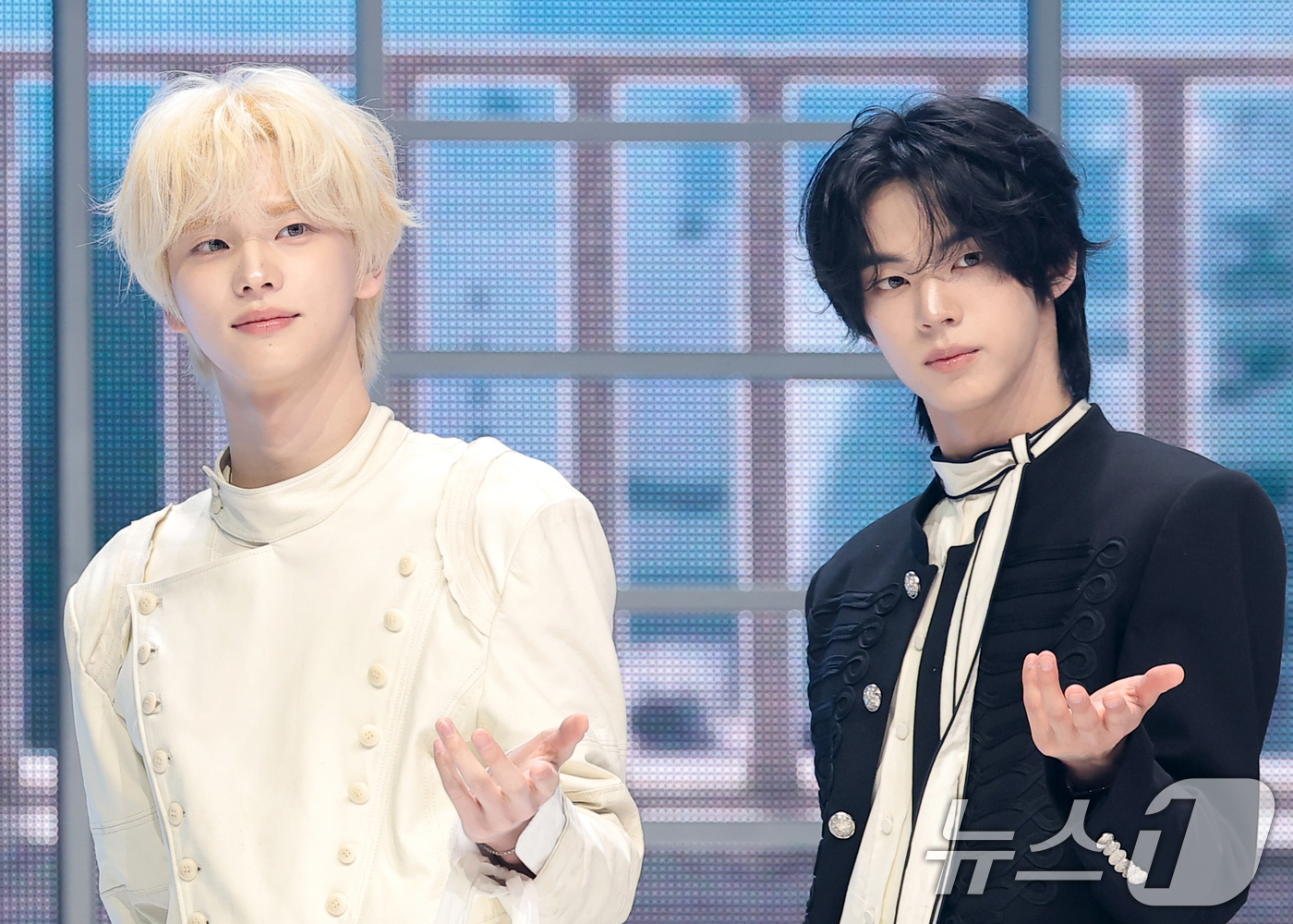 (서울=뉴스1) 권현진 기자 = 그룹 투어스(TWS) 신유와 도훈(오른쪽)이 27일 오후 서울 광진구 예스24라이브홀에서 가진 미니 5집 ‘노 트레지디(NO TRAGEDY)’ 발매 …