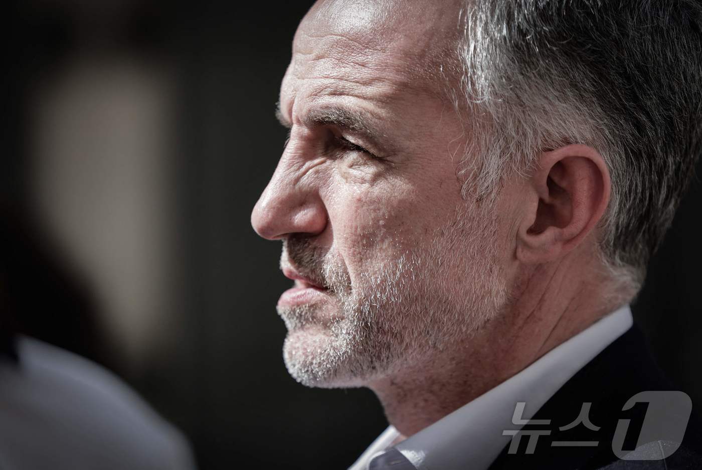 본문 이미지 - 9일(현지시간) 에마뉘엘 그레구아르 파리 시장이 파리 중심부 비위생적인 주거단지를 방문하고 있다. 2026.04.09. ⓒ AFP=뉴스1