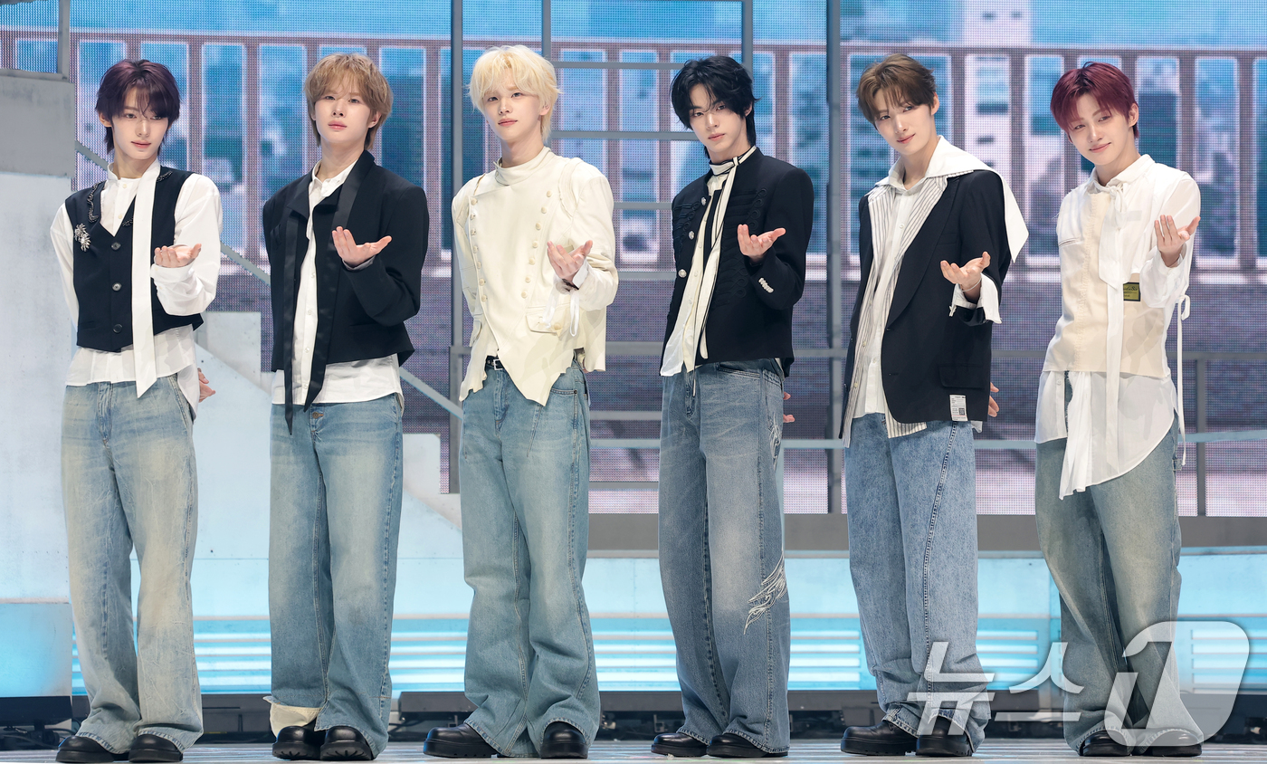 (서울=뉴스1) 권현진 기자 = 그룹 투어스(TWS) 한진(왼쪽부터)과 경민, 신유, 도훈, 영재, 지훈이 27일 오후 서울 광진구 예스24라이브홀에서 가진 미니 5집 ‘노 트레지 …