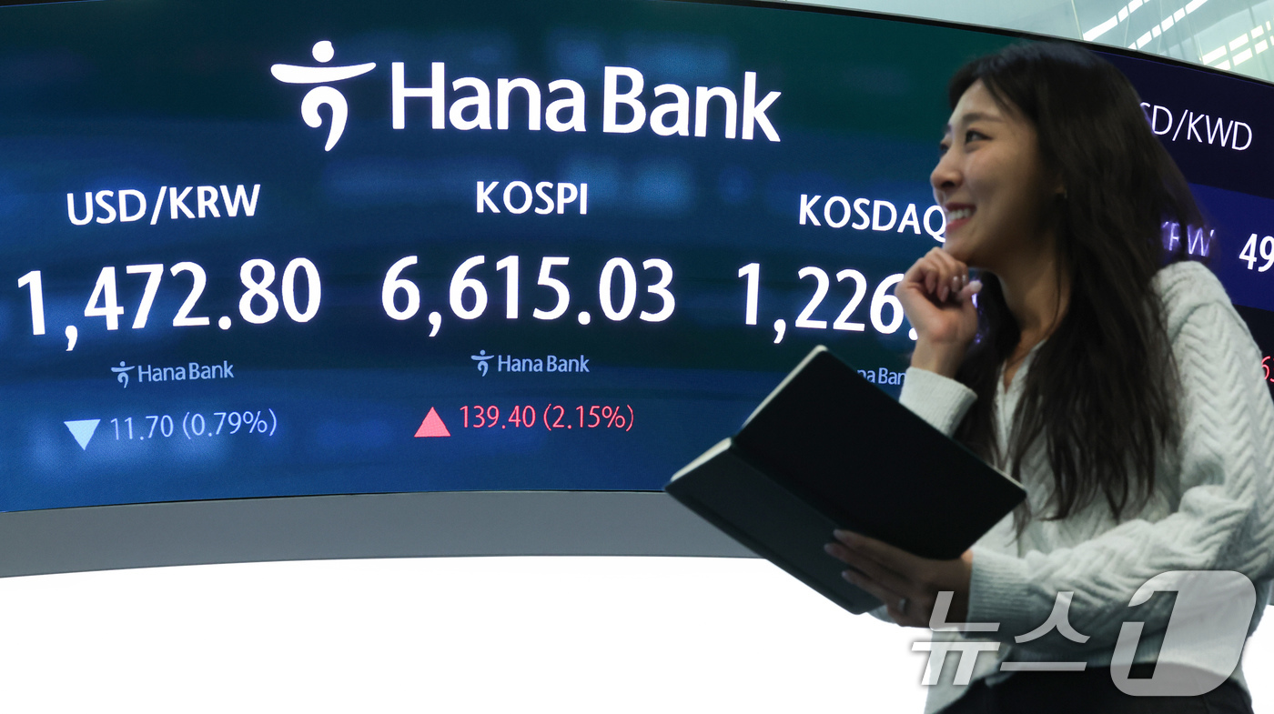 (서울=뉴스1) 임지훈 인턴기자 = 코스피가 종가 기준 사상 최고치를 경신한 27일 오후 서울 중구 하나은행 딜링룸 전광판에 코스피 종가 등이 표시되고 있다.이날 코스피는 전 거래 …