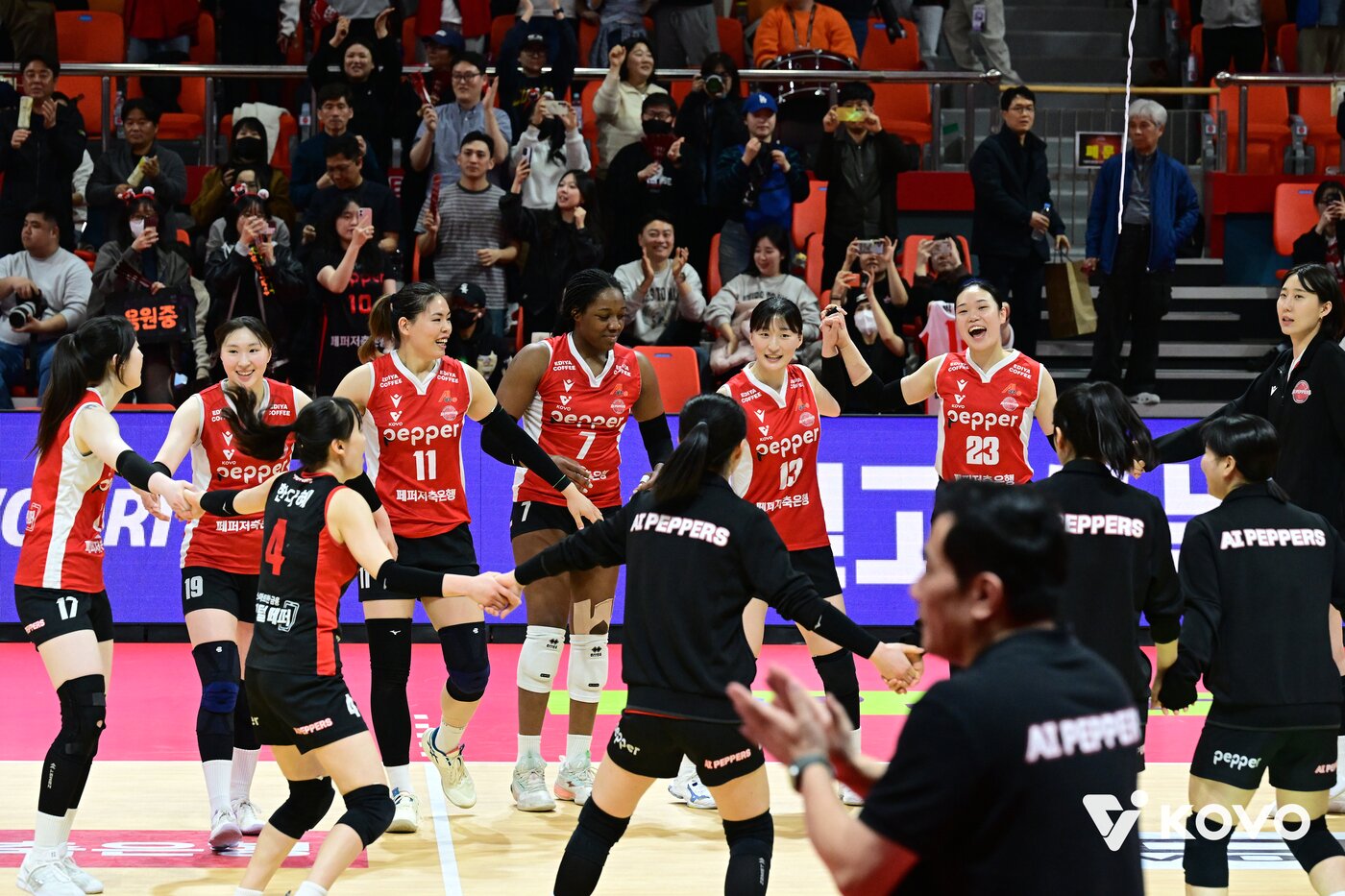 본문 이미지 - 승리 후 광주 팬들과 기쁨을 나누는 페퍼 선수들(KOVO제공) 