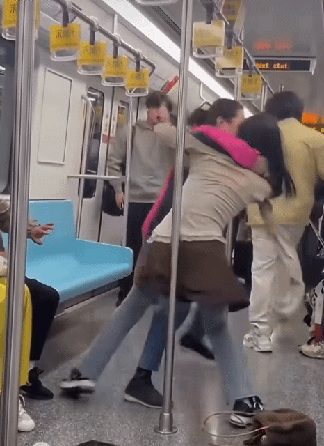 상하이 지하철 자리싸움 30대·60대 여성 난투극…결국 행정 구류