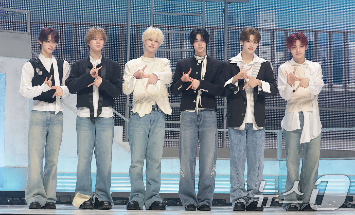 (서울=뉴스1) 권현진 기자 = 그룹 투어스(TWS) 한진(왼쪽부터)과 경민, 신유, 도훈, 영재, 지훈이 27일 오후 서울 광진구 예스24라이브홀에서 가진 미니 5집 ‘노 트레지 …