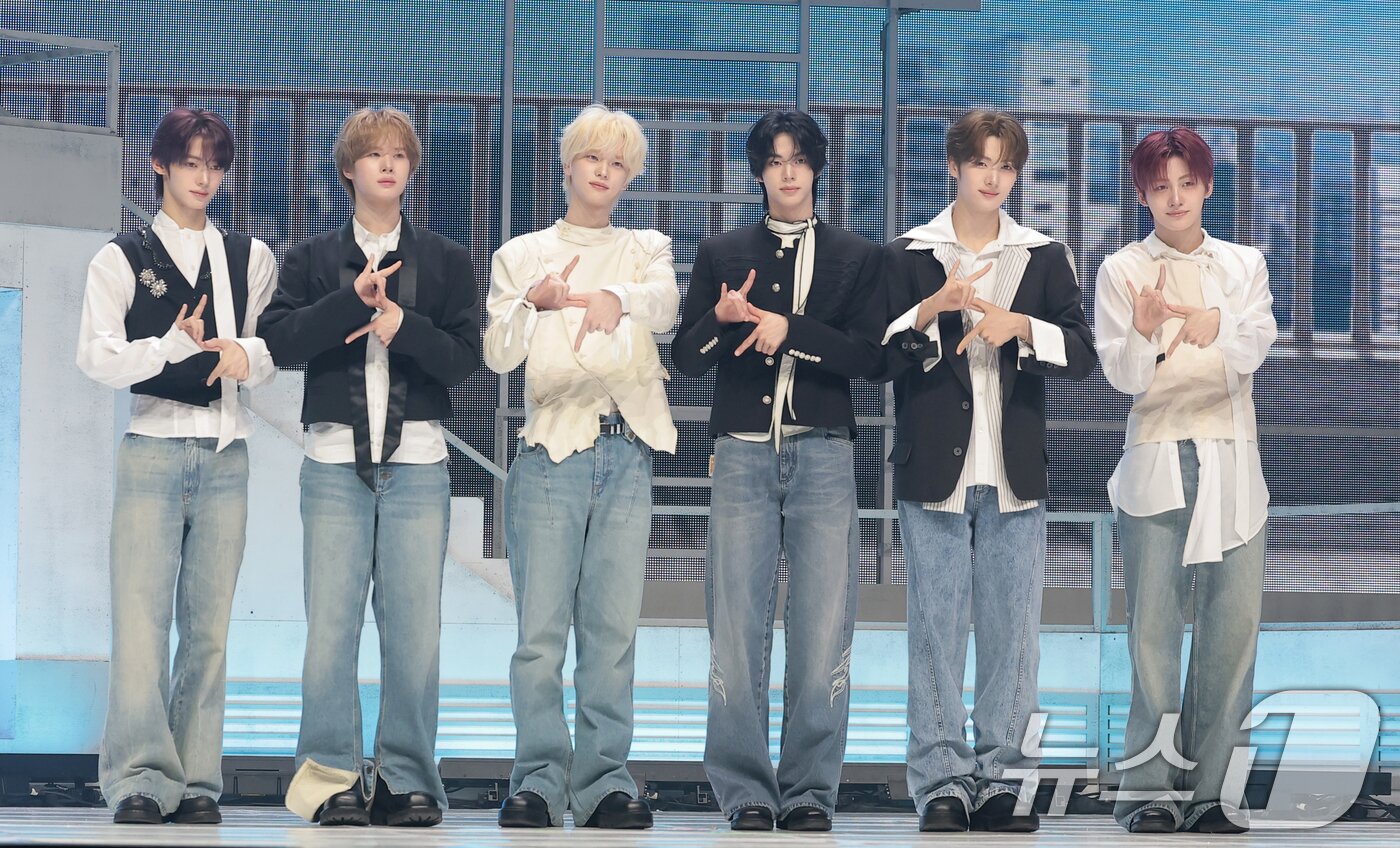 본문 이미지 - 그룹 투어스(TWS) 한진(왼쪽부터)과 경민, 신유, 도훈, 영재, 지훈 ⓒ 뉴스1 권현진 기자