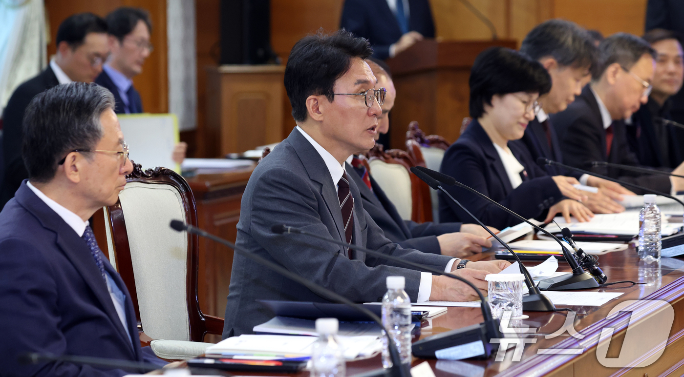 (서울=뉴스1) 김명섭 기자 = 김민석 국무총리가 27일 오후 서울 종로구 세종대로 정부서울청사에서 열린 2026 국가보훈위원회에서 모두 발언을 하고 있다.  2026.4.27/뉴 …