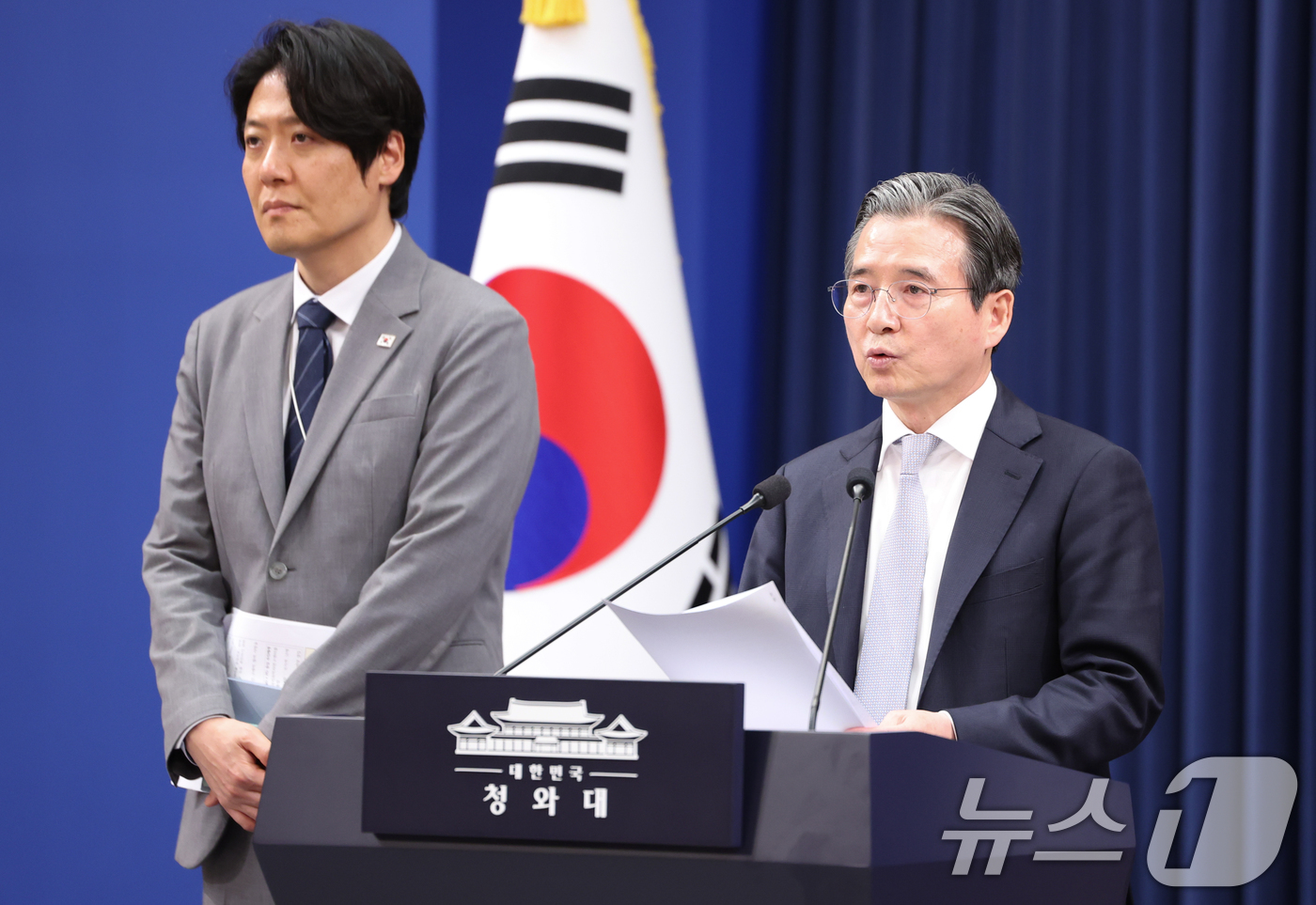 (서울=뉴스1) 허경 기자 = 김용범 정책실장이 27일 청와대 춘추관에서 데미스 하사비스 구글 딥마인드 공동창업자 겸 대표 접견 관련 브리핑을 하고 있다. 왼쪽은 김우창 국가AI정 …