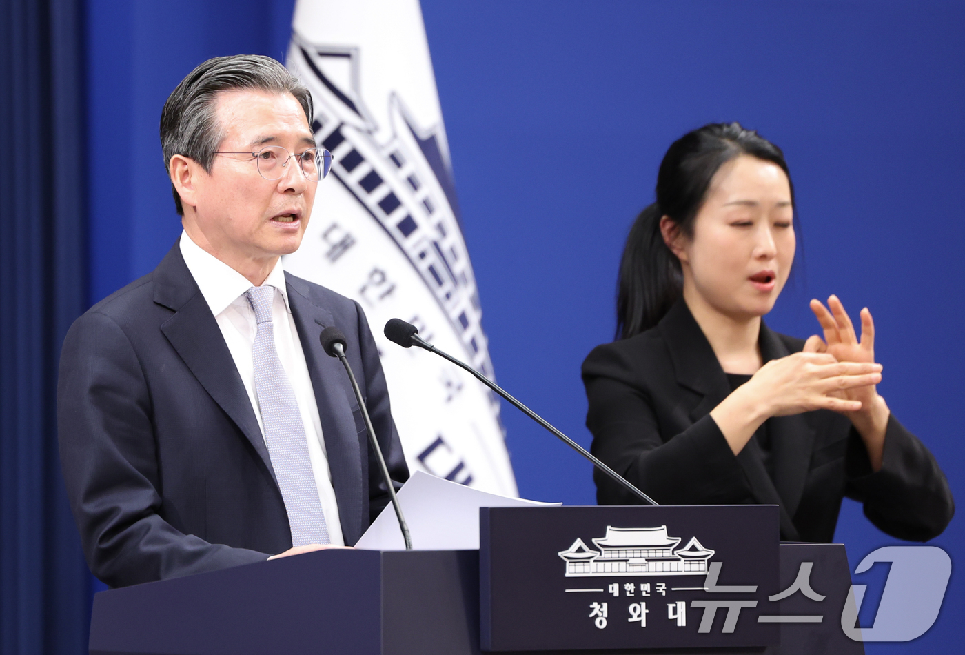 (서울=뉴스1) 허경 기자 = 김용범 정책실장이 27일 청와대 춘추관에서 데미스 하사비스 구글 딥마인드 공동창업자 겸 대표 접견 관련 브리핑을 하고 있다. 2026.4.27/뉴스1 …