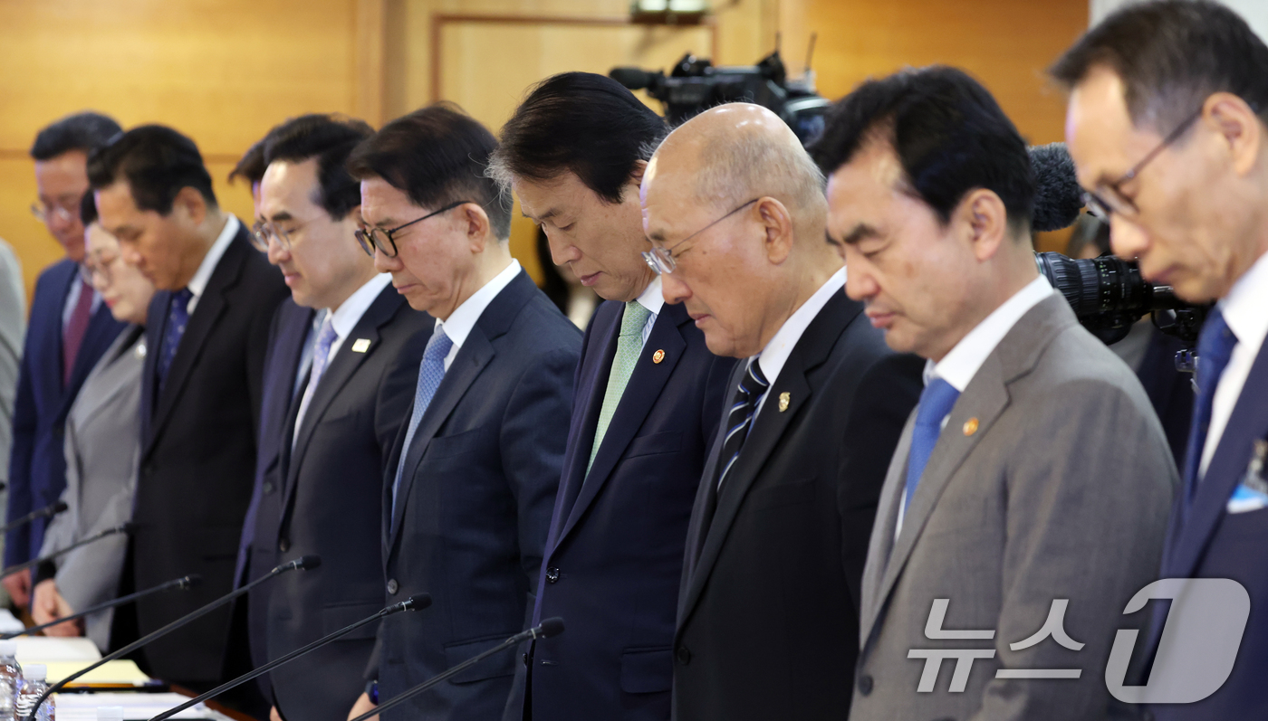 (서울=뉴스1) 김명섭 기자 = 권오을 국가보훈부 장관과 위원들이 27일 오후 서울 종로구 세종대로 정부서울청사에서 열린 2026 국가보훈위원회에서 호국영령과 순국선열에 대한 묵념 …