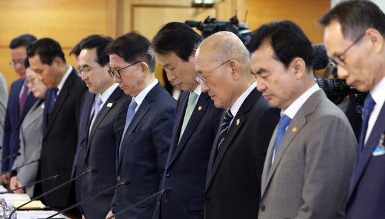 묵념하는 국가보훈위원회