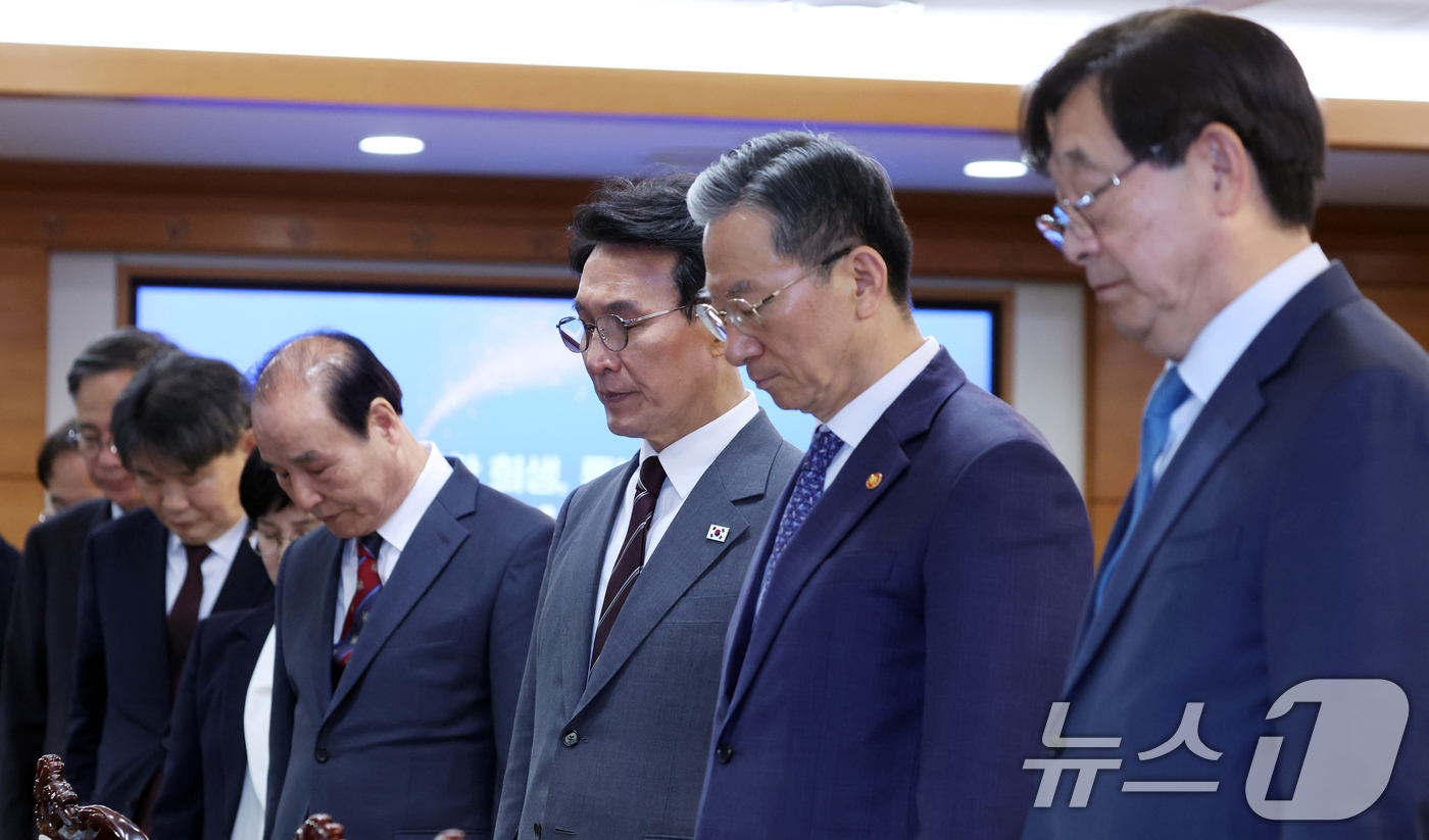 (서울=뉴스1) 김명섭 기자 = 김민석 국무총리와 위원들이 27일 오후 서울 종로구 세종대로 정부서울청사에서 열린 2026 국가보훈위원회에서 호국영령과 순국선열에 대한 묵념을 하고 …