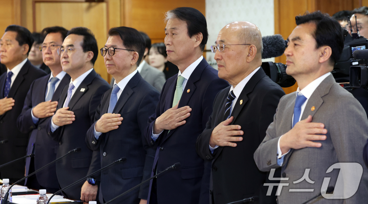 (서울=뉴스1) 김명섭 기자 = 권오을 국가보훈부 장관과 위원들이 27일 오후 서울 종로구 세종대로 정부서울청사에서 열린 2026 국가보훈위원회에서 국기에 대한 경례를 하고 있다. …