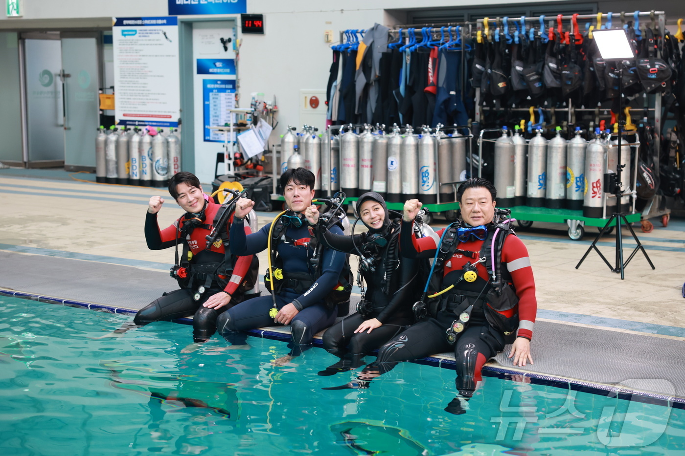 (인천=뉴스1) 이시명 기자 = 장인식 해양경찰청장 직무대행은 27일 인천 미추홀구 문학박태환수영장을 방문해 수중레저사업장 안전관리 실태를 점검하고 있다.(해양경찰청 제공, 재판매 …