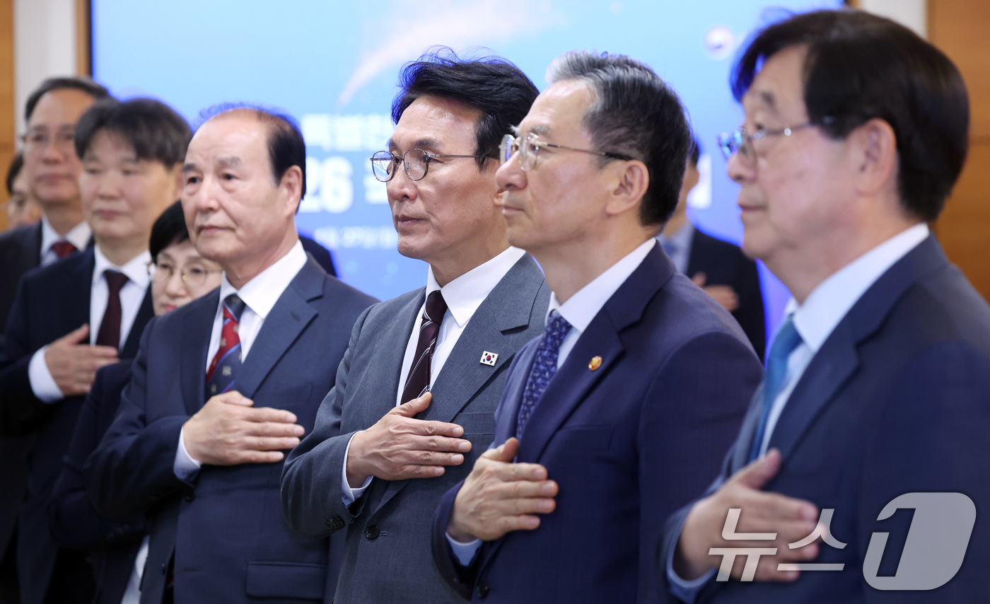 (서울=뉴스1) 김명섭 기자 = 김민석 국무총리와 위원들이 27일 오후 서울 종로구 세종대로 정부서울청사에서 열린 2026 국가보훈위원회에서 국기에 대한 경례를 하고 있다. 202 …