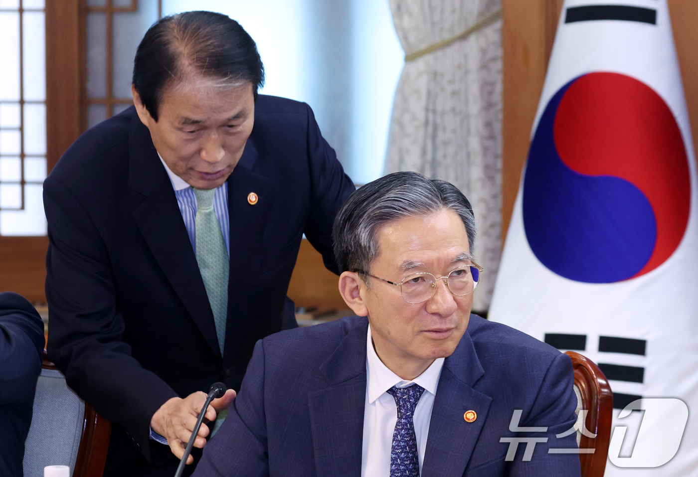 (서울=뉴스1) 김명섭 기자 = 정성호 법무부 장관과 권오을 국가보훈부 장관이 27일 오후 서울 종로구 세종대로 정부서울청사에서 열린 2026 국가보훈위원회에서 인사를 하고 있다. …