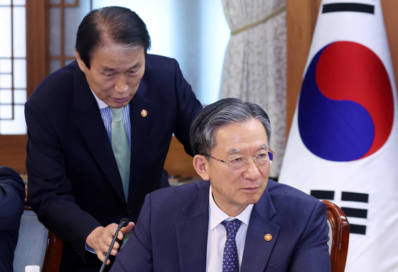 인사하는 정성호·권오을