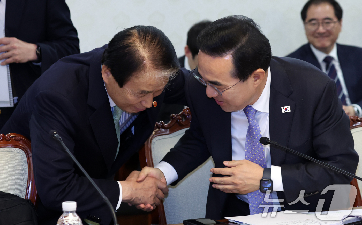 (서울=뉴스1) 김명섭 기자 = 박홍근 기획예산처 장관과 권오을 국가보훈부 장관이 27일 오후 서울 종로구 세종대로 정부서울청사에서 열린 2026 국가보훈위원회에서 인사를 하고 있 …