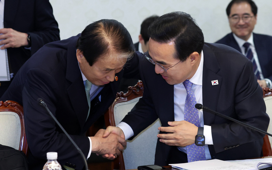 인사하는 박홍근·권오을 장관