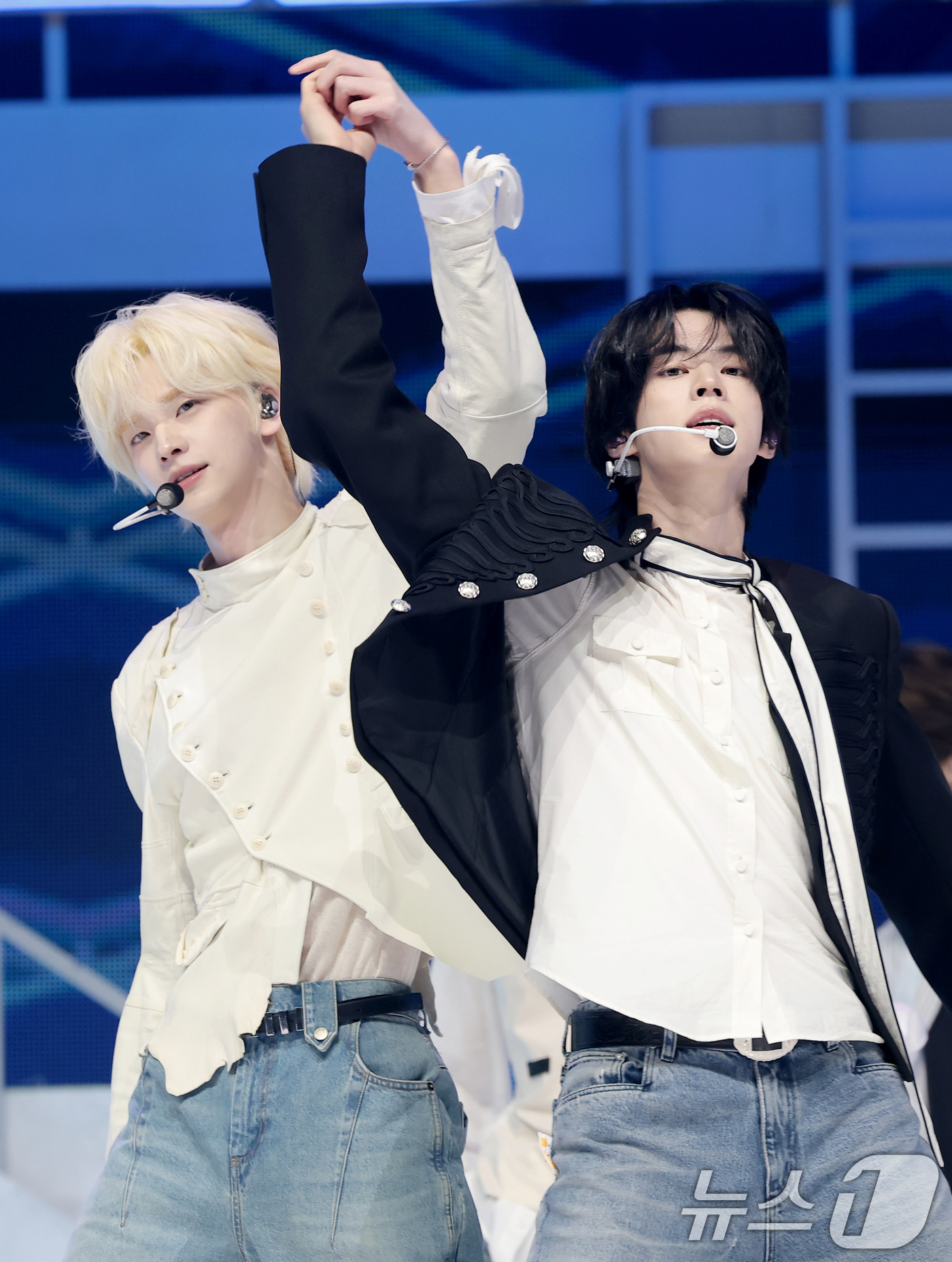 (서울=뉴스1) 권현진 기자 = 그룹 투어스(TWS) 신유와 도훈(오른쪽)이 27일 오후 서울 광진구 예스24라이브홀에서 가진 미니 5집 ‘노 트레지디(NO TRAGEDY)’ 발매 …