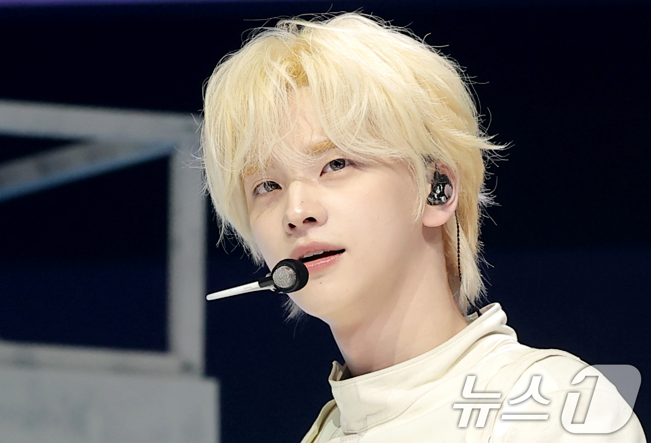 (서울=뉴스1) 권현진 기자 = 그룹 투어스(TWS) 신유가 27일 오후 서울 광진구 예스24라이브홀에서 가진 미니 5집 ‘노 트레지디(NO TRAGEDY)’ 발매 기념 쇼케이스에 …