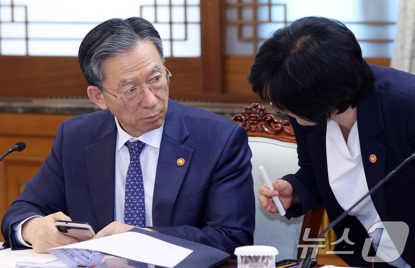 (서울=뉴스1) 김명섭 기자 = 정성호 법무부 장관과 원민경 성평등가족부 장관이 27일 오후 서울 종로구 세종대로 정부서울청사에서 열린 2026 국가보훈위원회에서 대화를 하고 있다 …