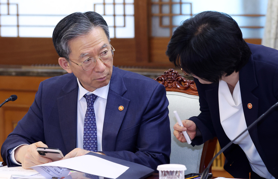 인사하는 정성호·원민경