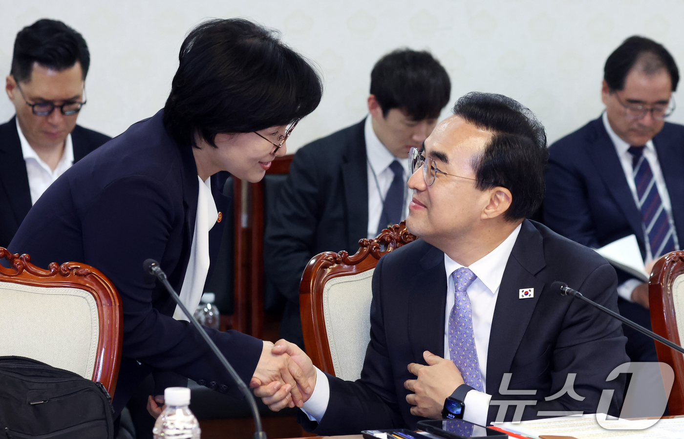 (서울=뉴스1) 김명섭 기자 = 박홍근 기획예산처 장관이 원민경 성평등가족부 장관이 27일 오후 서울 종로구 세종대로 정부서울청사에서 열린 2026 국가보훈위원회에서 인사를 하고 …