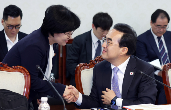 인사하는 박홍근·원민경 장관