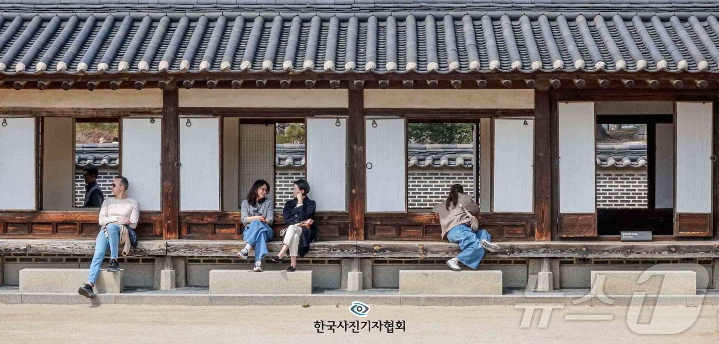 본문 이미지 - 궁궐 창문 개방한 창덕궁 '숨결을 열다' 봄을 맞아 창덕궁 전각의 창호를 개방한 24일 서울 종로구 창덕궁을 찾은 관광객들이 휴식을 취하고 있다. 2026.4.27 ⓒ 뉴스1 이호윤 기자