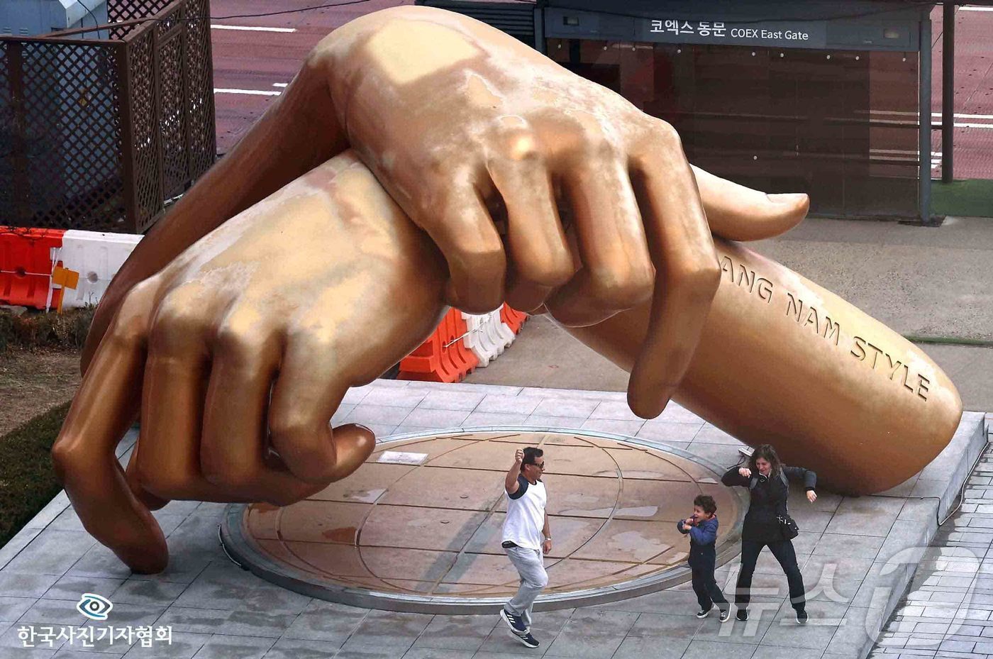 본문 이미지 - 지금도 강남스타일 서울 강남구 코엑스에 설치된 '강남스타일' 조형물 앞에서 외국인 관광객 가족이 춤을 추고 있다. 2026.3.3 2026.4.27 ⓒ 뉴스1 구윤성 기자