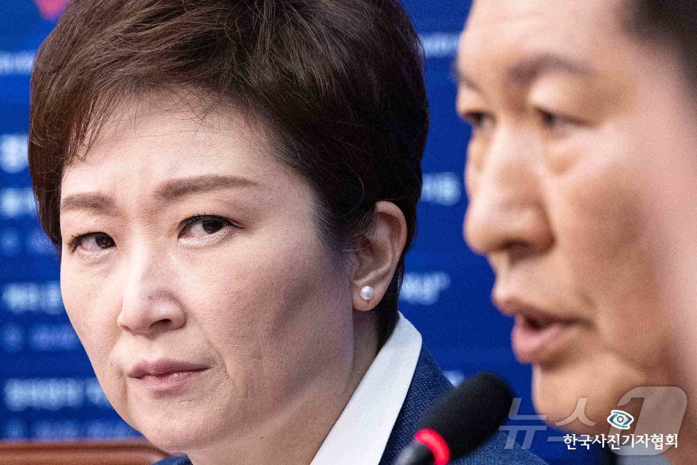 본문 이미지 - 이언주 '합당 제안에 레이저 눈빛' 이언주 더불어민주당 최고위원이 2일 서울 여의도 국회에서 열린 최고위원회의에서 조국혁신당과의 합당 제안과 관련해 정청래 대표를 노려보고 있다. 2026.2.2 2026.4.27 ⓒ 뉴스1 이승배 기자