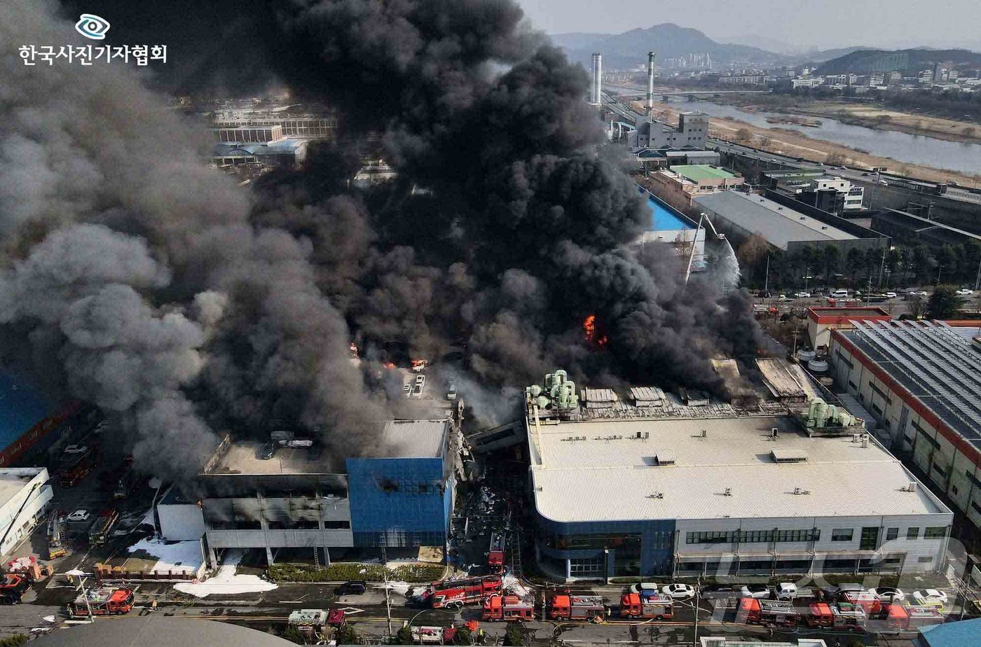 본문 이미지 - 14명 목숨 앗아간 안전공업 참사 20일 오후 1시 17분께 대전 대덕구 문평동에 위치한 안전공업 공장에서 발생한 화재로 불길과 검은 연기가 치솟고 있다. 이번 화재로 14명이 숨지고 60명이 부상을 입는 등 74명의 인명 피해가 발생했다. 2026.4.27 ⓒ 뉴스1 김기태 기자