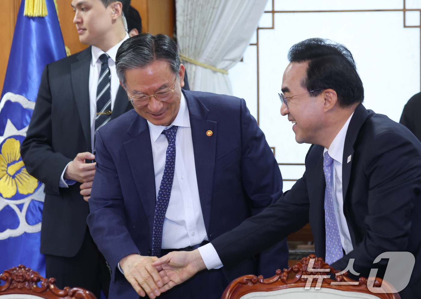 (서울=뉴스1) 김명섭 기자 = 박홍근 기획예산처 장관과 정성호 법무부 장관이 27일 오후 서울 종로구 세종대로 정부서울청사에서 열린 2026 국가보훈위원회에서 인사를 하고 있다. …