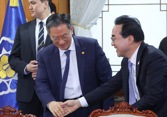 인사하는 박홍근·장성호 장관