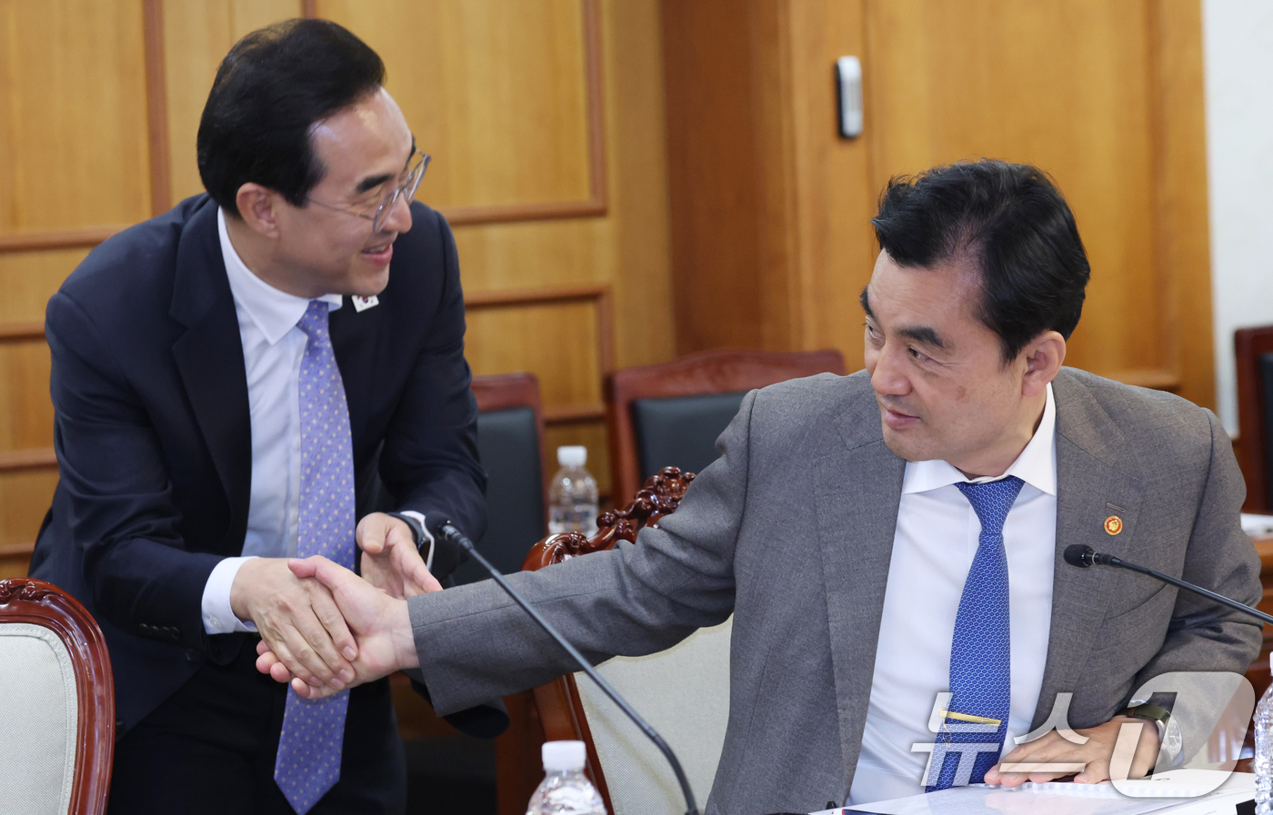 (서울=뉴스1) 김명섭 기자 = 박홍근 기획예산처 장관과 안귝백 국방부 장관이 27일 오후 서울 종로구 세종대로 정부서울청사에서 열린 2026 국가보훈위원회에서 인사를 하고 있다. …