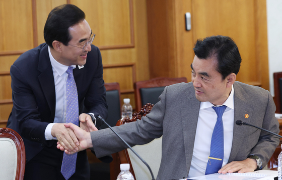 인사하는 박홍근·안규백 장관