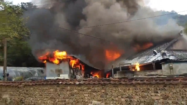 곡성서 주택 전소 화재…소방, 진화 중