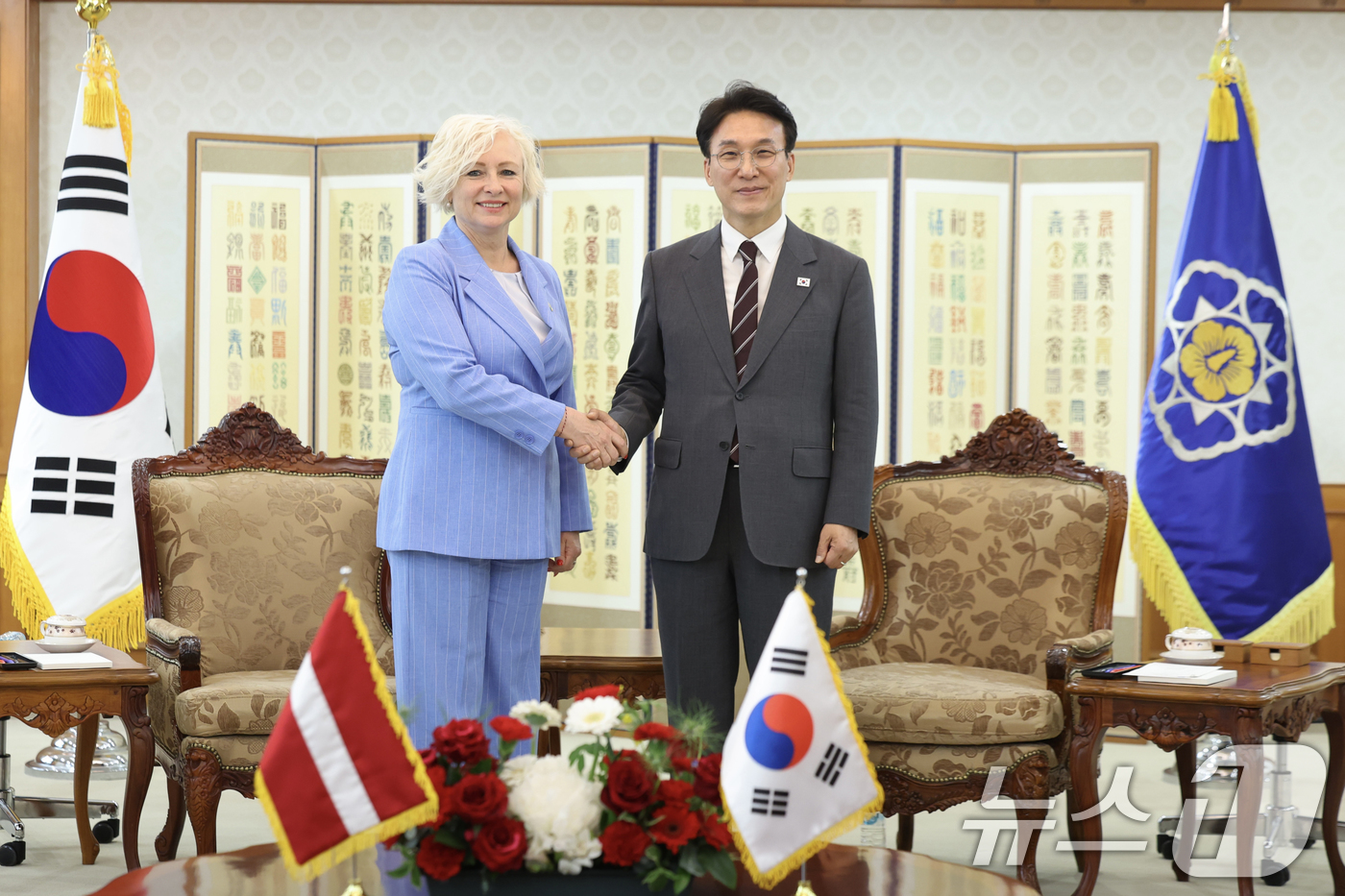 (서울=뉴스1) 김명섭 기자 = 김민석 국무총리가 27일 서울 종로구 세종대로 정부서울청사에서 미에리냐 라트비아 국회의장과 면담을 하고 있다.  (국무총리실 제공. 재판매 및 DB …