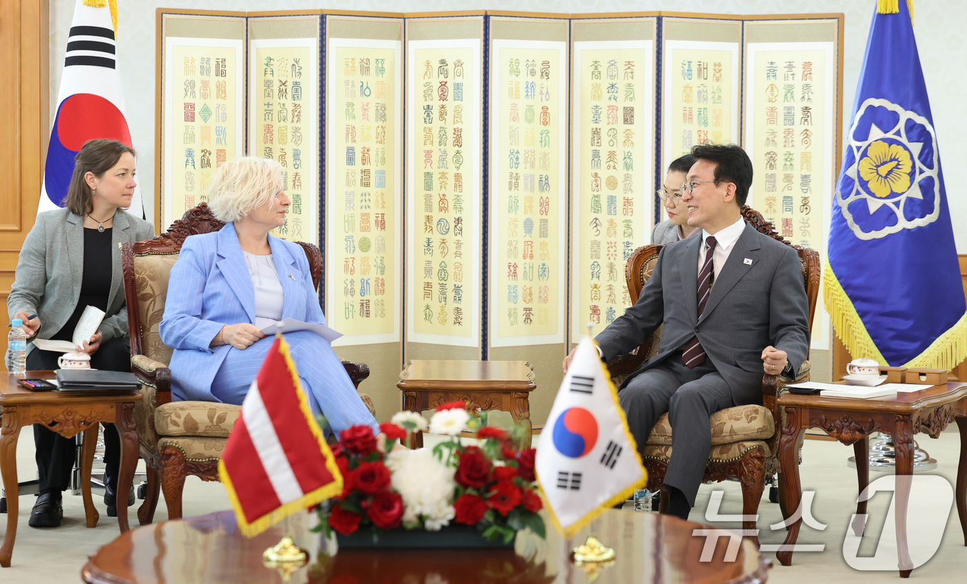 (서울=뉴스1) 김명섭 기자 = 김민석 국무총리가 27일 서울 종로구 세종대로 정부서울청사에서 미에리냐 라트비아 국회의장과 면담을 하고 있다.  (국무총리실 제공. 재판매 및 DB …