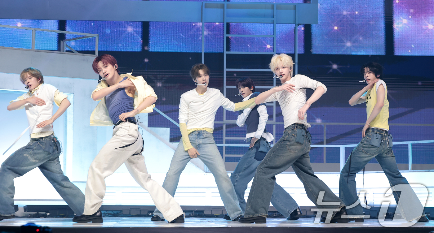 (서울=뉴스1) 권현진 기자 = 그룹 투어스(TWS)가 27일 오후 서울 광진구 예스24라이브홀에서 가진 미니 5집 ‘노 트레지디(NO TRAGEDY)’ 발매 기념 쇼케이스에서 타 …