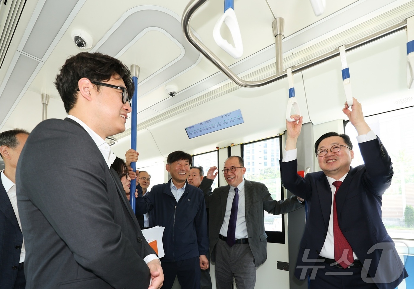 (대전=뉴스1) 이동원 기자 = 대전시는 27일 3칸 굴절차량 차고지 예정지인 건양대학교병원 주차장에서 국내 최초로 도입되는 신교통수단 ‘3칸 굴절차량’의 안정적인 운행을 위해 유 …