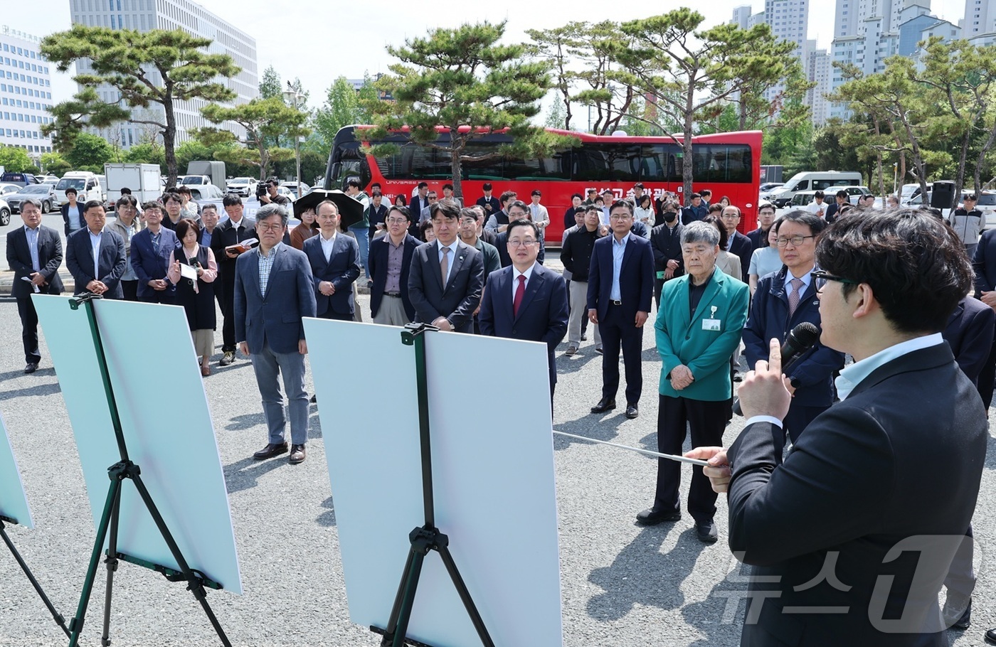(대전=뉴스1) 이동원 기자 = 대전시는 27일 3칸 굴절차량 차고지 예정지인 건양대학교병원 주차장에서 국내 최초로 도입되는 신교통수단 ‘3칸 굴절차량’의 안정적인 운행을 위해 유 …